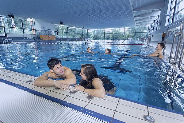 50 Meter Schwimm- und Wettkampfbecken, im Vordergrund ist ein Pärchen zu sehen