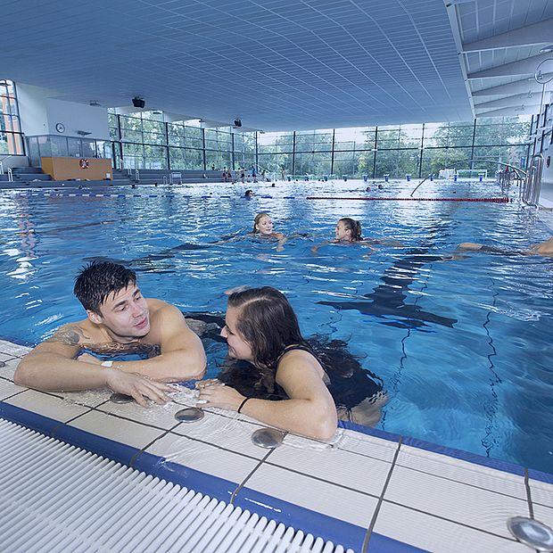 50 Meter Schwimm- und Wettkampfbecken, im Vordergrund ist ein Pärchen zu sehen