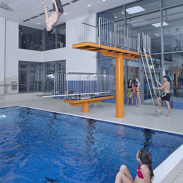 25 Meter Schwimmbecken, 1 und 2 Meter Sprungturm