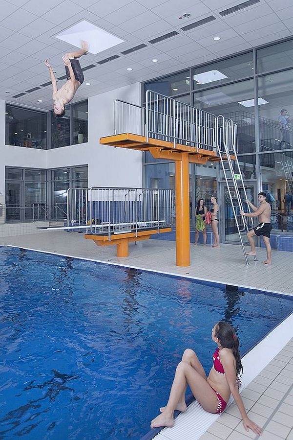 25 Meter Schwimmbecken, 1 und 2 Meter Sprungturm