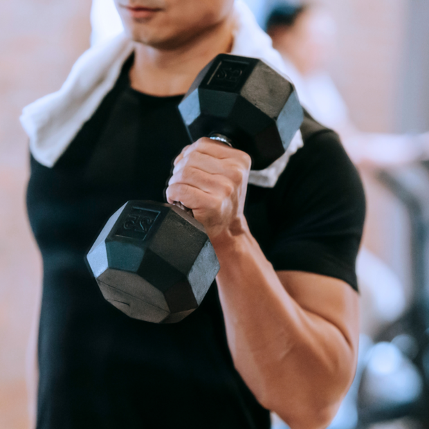 Ein Mann macht eine Fitnessübung mit Hantel