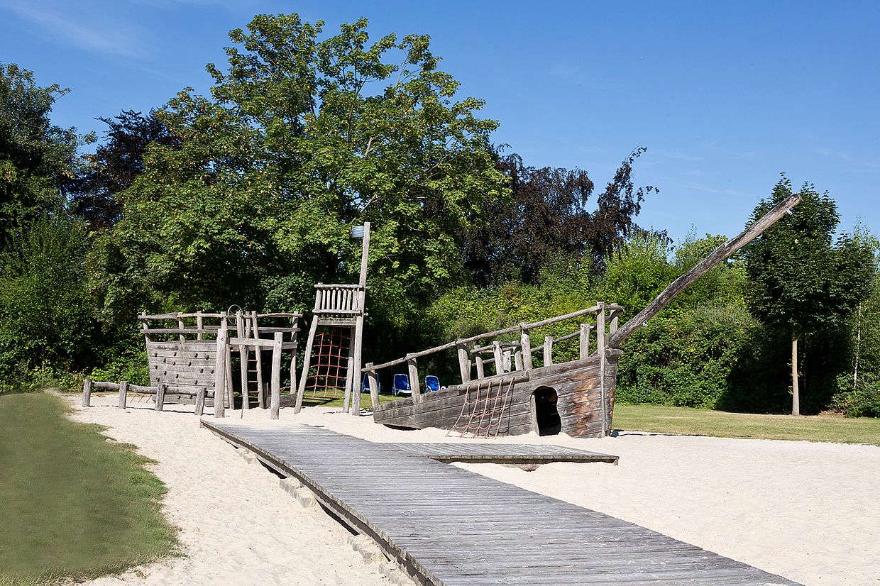 Das Piratenschiff umgeben von feinem Sand