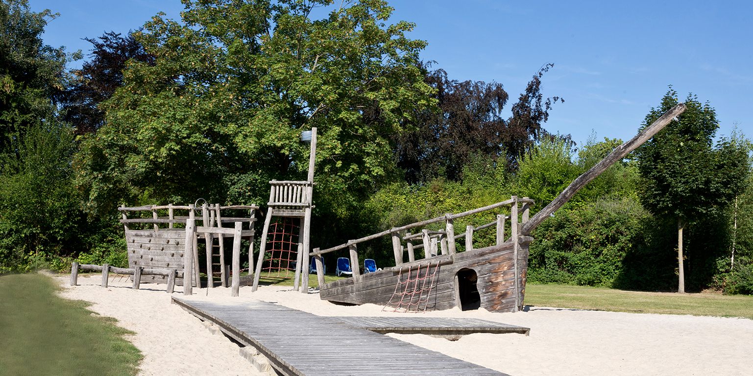 Das Piratenschiff umgeben von feinem Sand