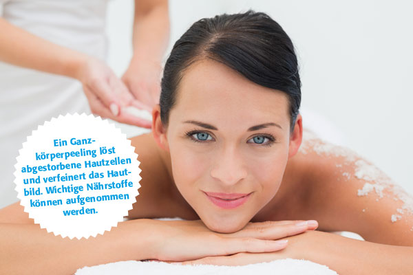 Frau bekommt ein Ganzkörperpeeling