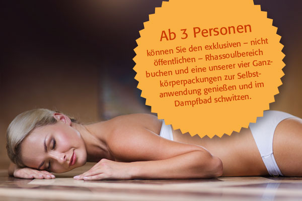 Frau liegt auf dem Bauch und entspannt