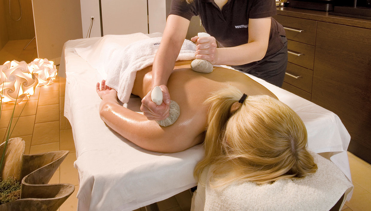 Frau bekommt eine Behandlung mit speziellen Beauty-Massagecups