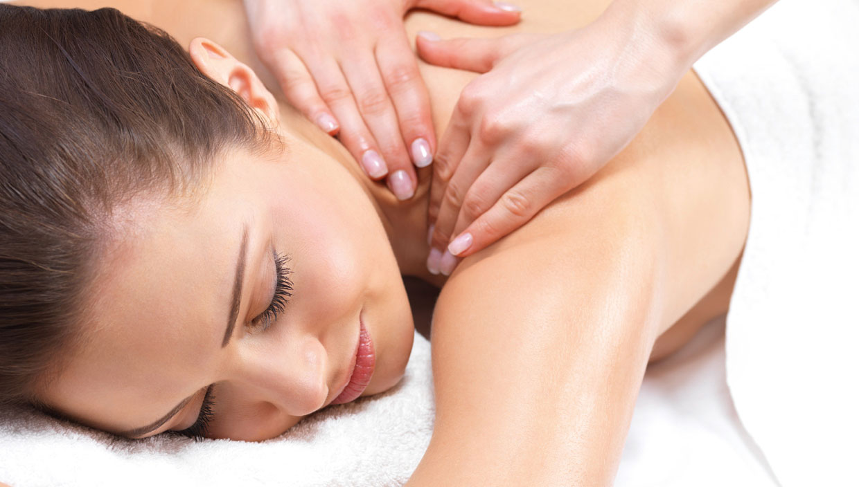 Frau bekommt eine Nacken- und Schultermassage